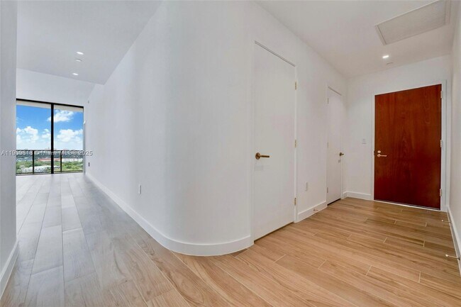 Building Photo - 2678 Tigertail Ave