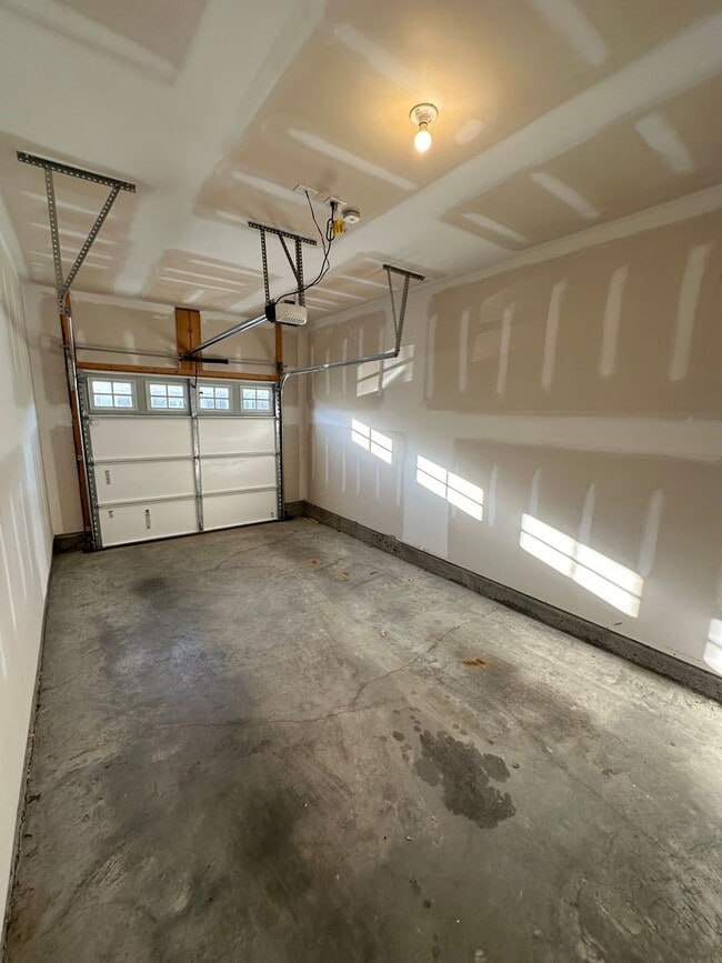 Building Photo - For Lease - 3 Bed, 2.5 Bath, 1846sqft Townhome, Lebanon