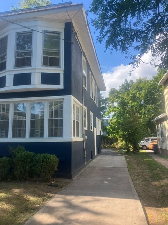 Building Photo - College Rental