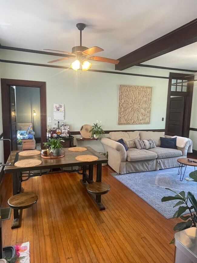 Building Photo - Gorgeous 3BD/2BA Single Family Home in Mid...