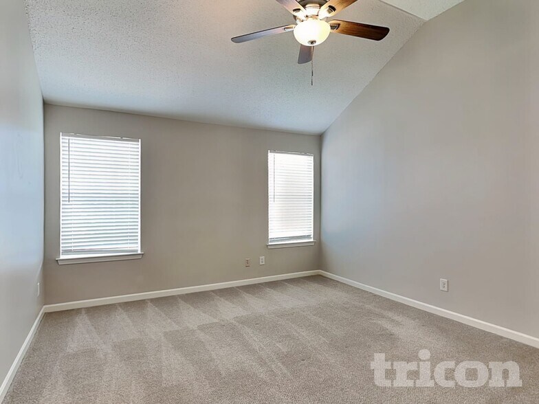 Building Photo - 300 Barshay Dr