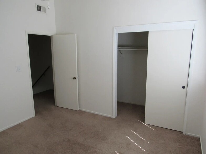 Building Photo - 2600 Brookside Dr