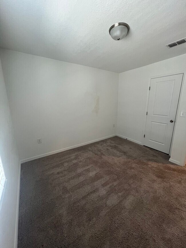 Building Photo - Modern 3-Bed Townhome w/ Garage in Desirable Davenport Community