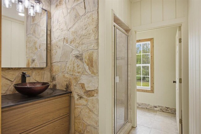 Building Photo - 520 Matzig Cove