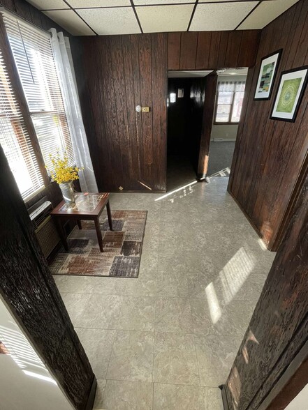 Building Photo - 104 E 23rd St