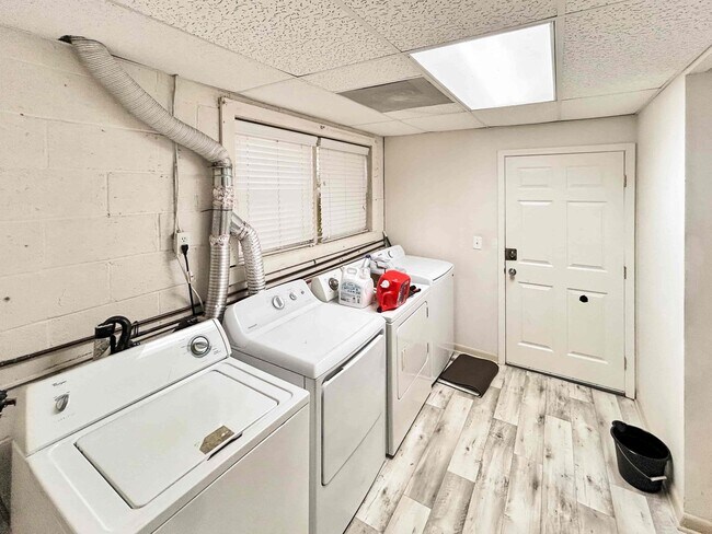Building Photo - Spacious 3 BR/2 BA Duplex in Austell!
