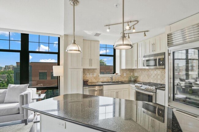 Building Photo - 1021 N Garfield St