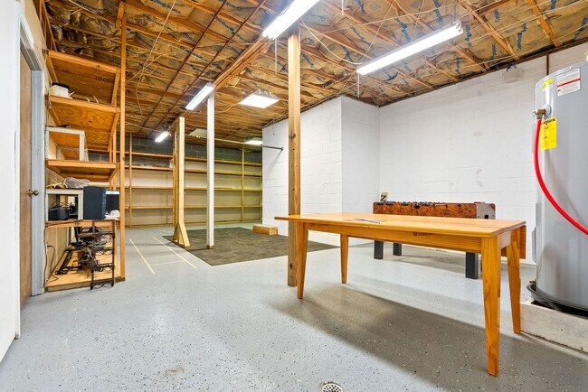 Building Photo - 1902 Hillbrook Cir