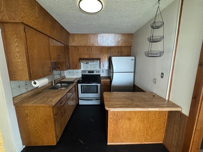 Building Photo - Cute Home in Central Bismarck with Huge Garage