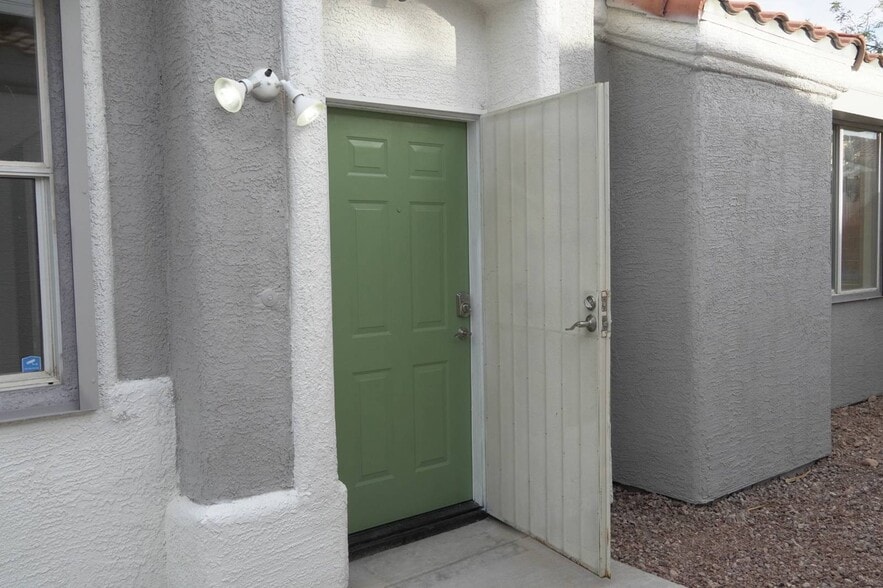 Building Photo - 2493 W Richmar Ave