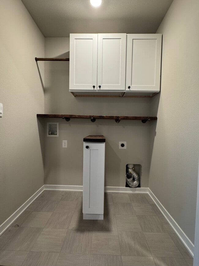 Building Photo - 2200 Barry Dr