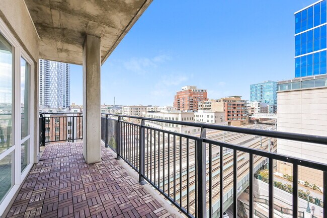 Building Photo - $2,200.00, 2 bed, 1bath located in the hea...