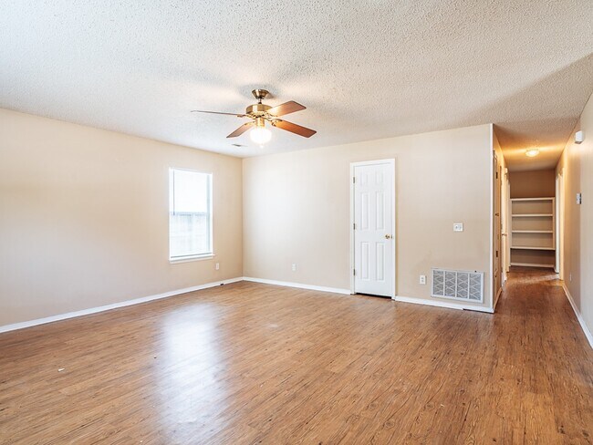 Building Photo - 306 Parkcrest Dr