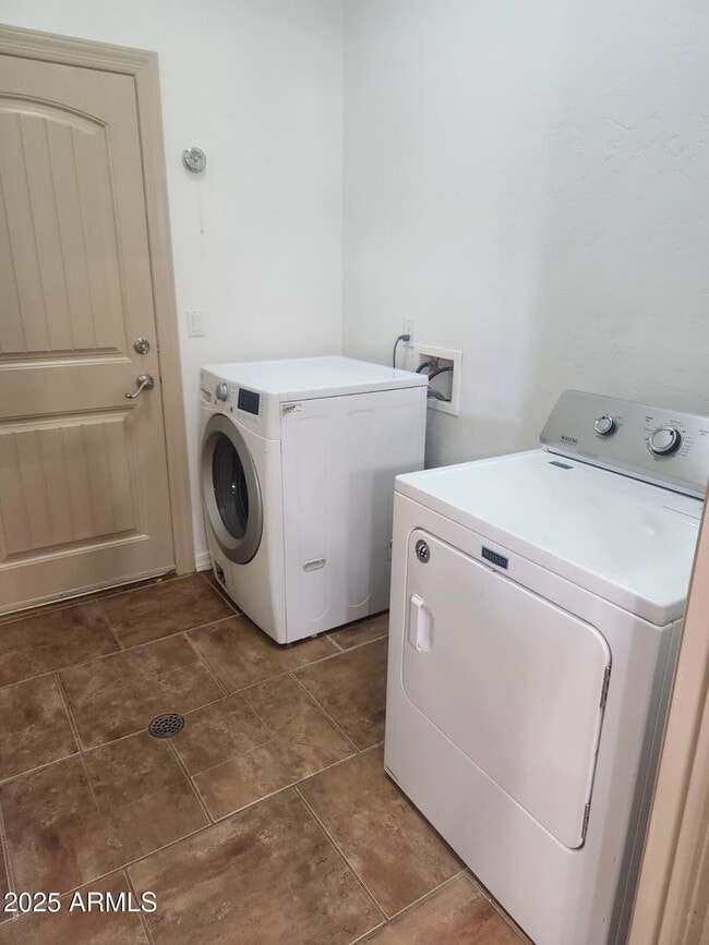 Building Photo - 1766 E Golf Course Rd