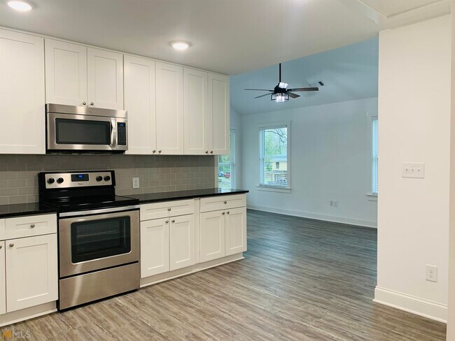 Building Photo - 105 Oak St