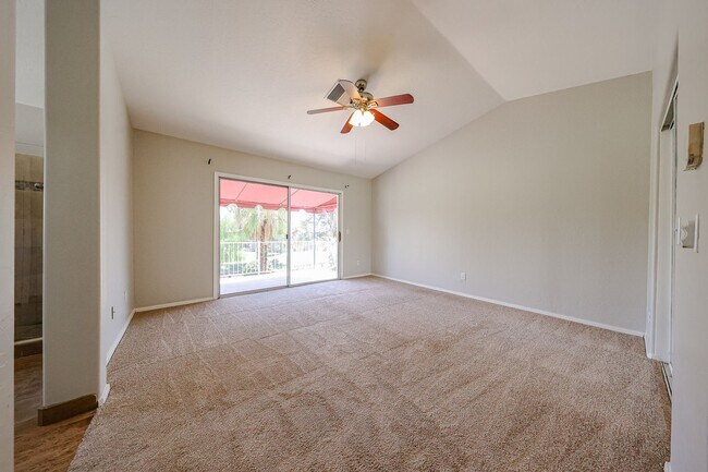 Building Photo - Stunning 3 bedroom, 2.5 bathroom Gold Cour...