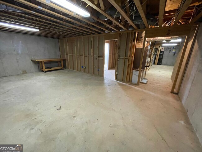 Building Photo - 5745 Hendrix Rd