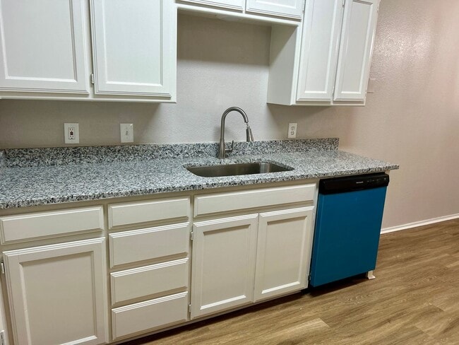 Building Photo - SPACIOUS 3/2/1 DUPLEX