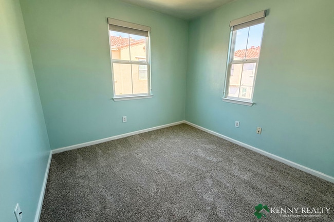 Building Photo - Spacious 3 bedroom, 2.5 Bathroom Condo w/ ...