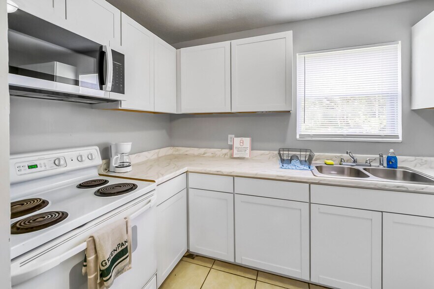 Building Photo - 7042 Rollo Rd