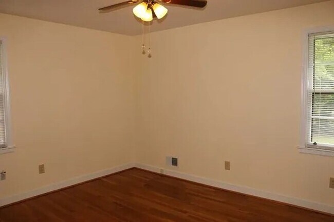 Building Photo - 3 bedroom single level close to 5 points