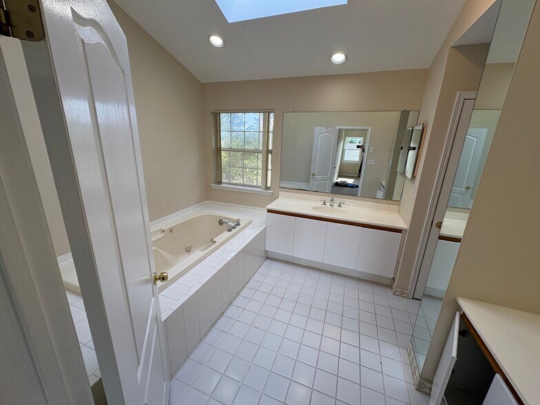 Building Photo - 7 Timber Ridge Dr