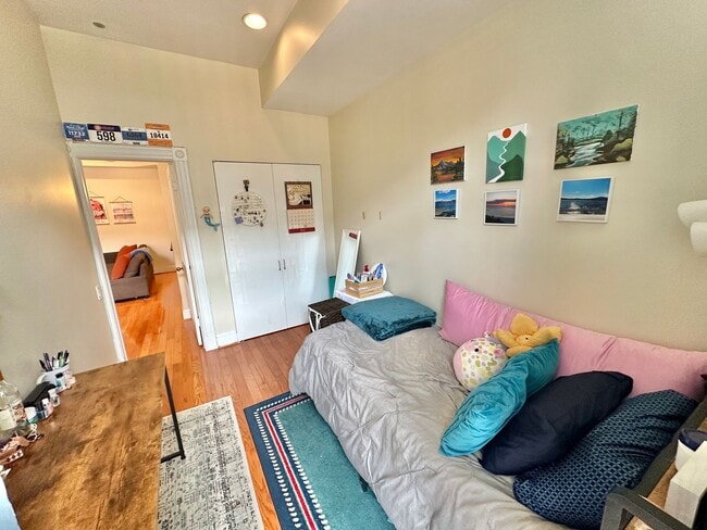 Building Photo - Dupont's Tree Lined Church Street 2 bedroom/1Bath Condo with Deck and Parking!