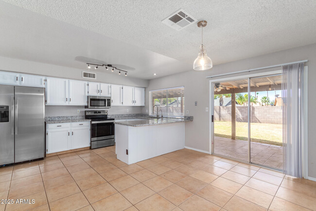 Building Photo - 9353 E Altadena Ave