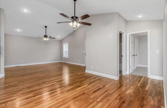 Building Photo - 5 Bedroom Home Located in Waynesville, MO!