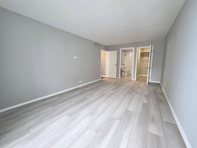 Building Photo - 6033 N Sheridan Rd