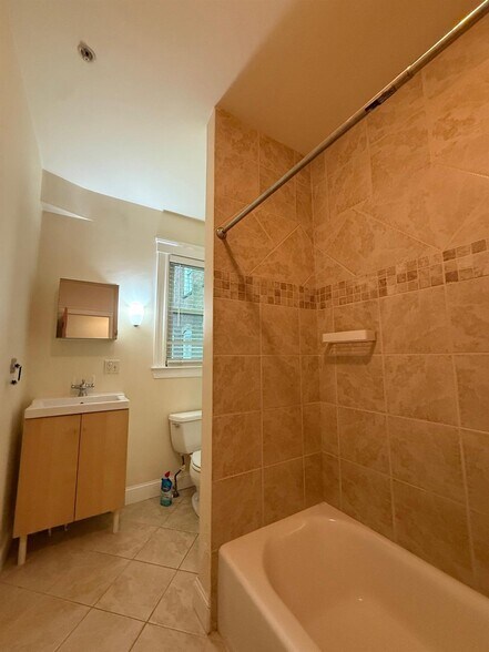 Building Photo - 6 Giles Park