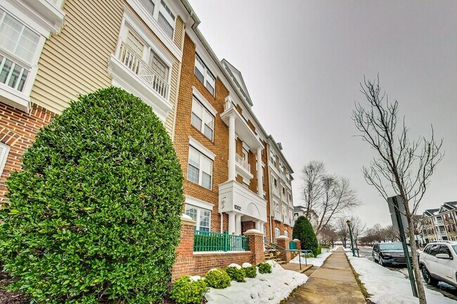 Building Photo - Beautiful two bedroom, two bathroom unit l...