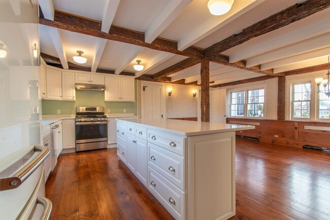 Building Photo - 267 N River Rd