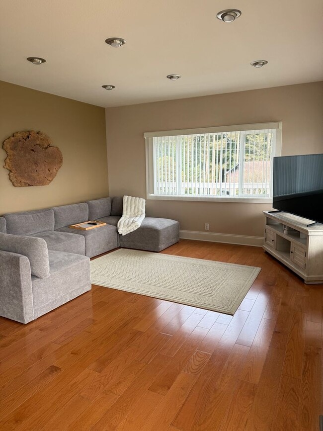 Building Photo - Stunning Bay View Retreat – Fully Furnished 2 Bed / 2 Bath Near Charleston