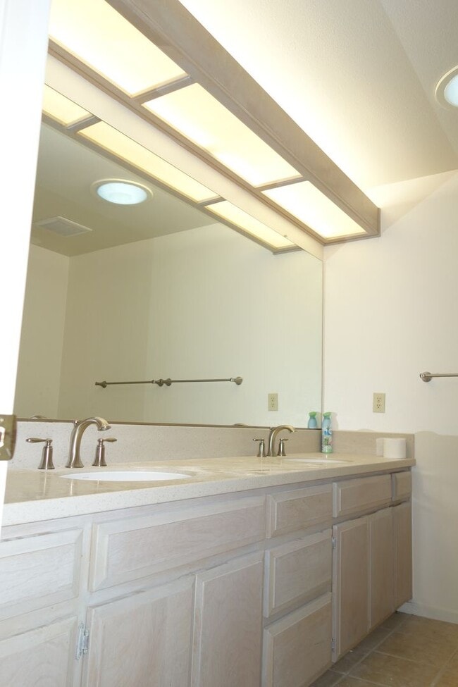 Building Photo - 105 Almond Dr