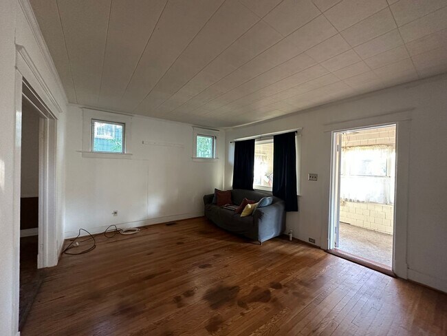 Building Photo - Charming 3 Bedroom/1.5 Bathroom Home in Ha...