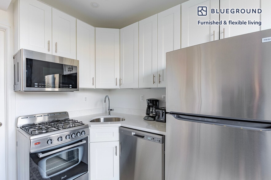 Building Photo - 45 W 81st St