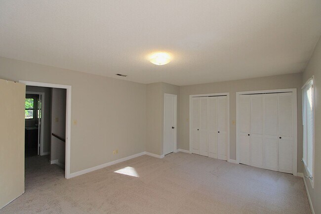 Building Photo - 2528 Vail Ave