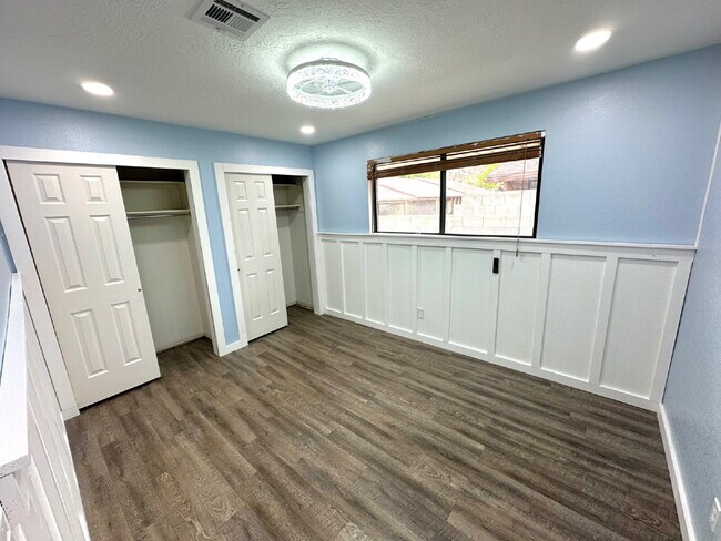 Building Photo - "Charming 2-Bed, 2-Bath Townhouse with Cozy Fireplace in Prime St. George Location!"