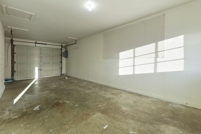Building Photo - MOVE IN READY NOW! 3 bedrooms, 1.5 baths 1 car garage. Easy JBLM commute! North Thurston School D...