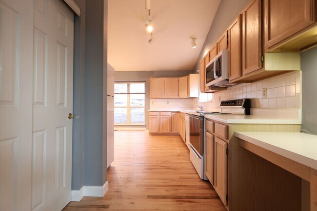 Building Photo - SPACIOUS 3 BEDROOM 2 BATH W/2 CAR GARAGE