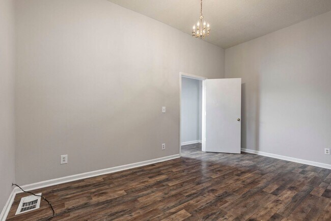 Building Photo - 726-728 W Saint Catherine Street