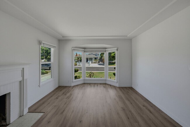 Building Photo - 8339 Kenyon Ave