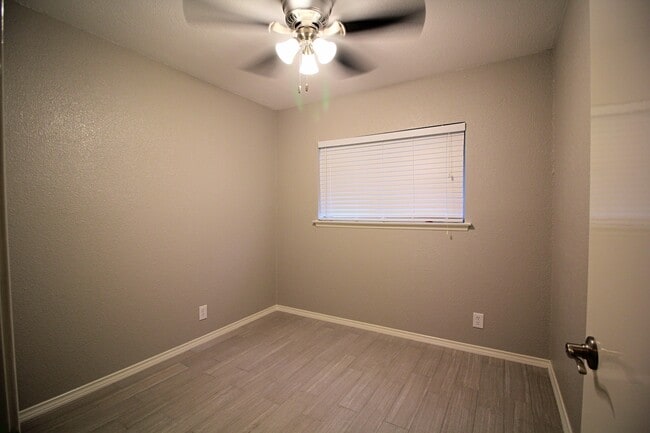 Building Photo - 3 BD 2 BA AVAILABLE JUNE!! NEAR LOOKOUT RD