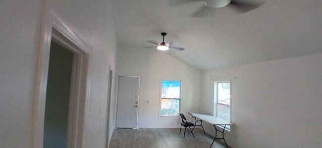 Building Photo - 1505 Palmway St