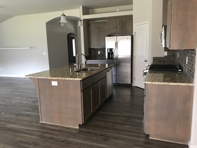 Building Photo - Beautiful Three Bedroom In Kennewick - Move in Ready!!