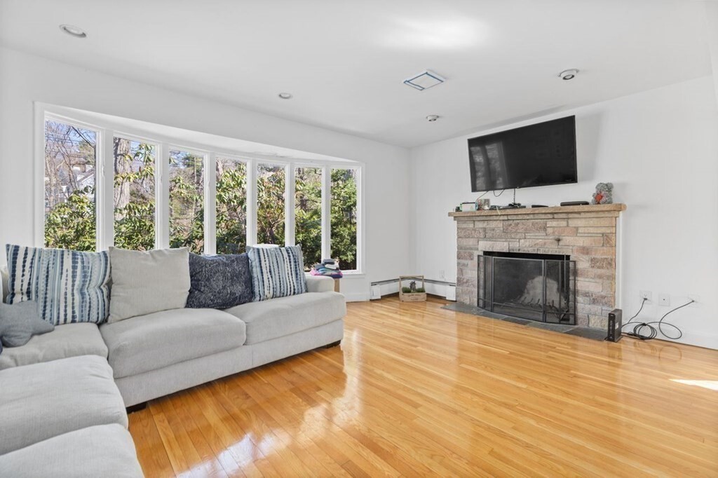 Building Photo - 608 Beacon St