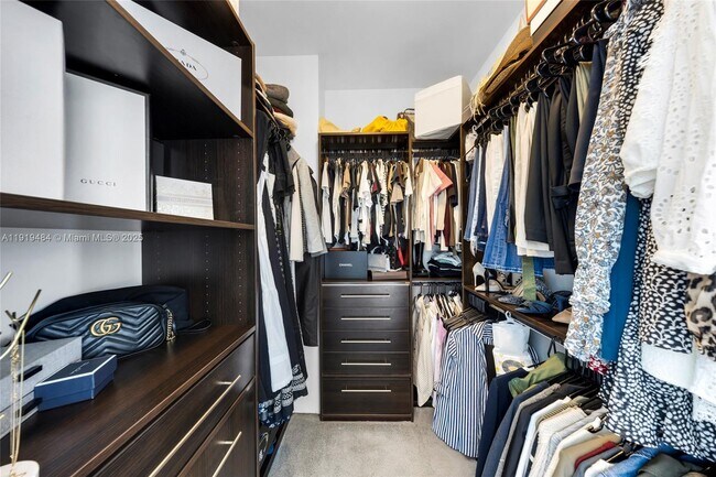 Building Photo - 601 NE 36th St