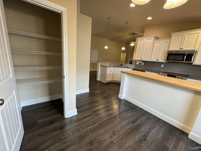 Building Photo - 2467 Bell Manor Dr SW