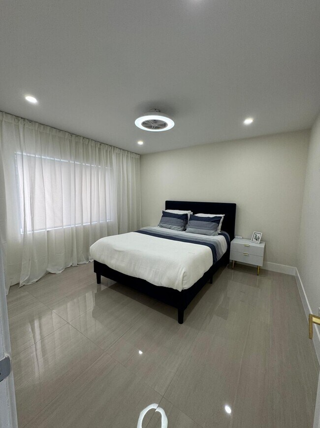 Building Photo - 1900 NE 2nd St